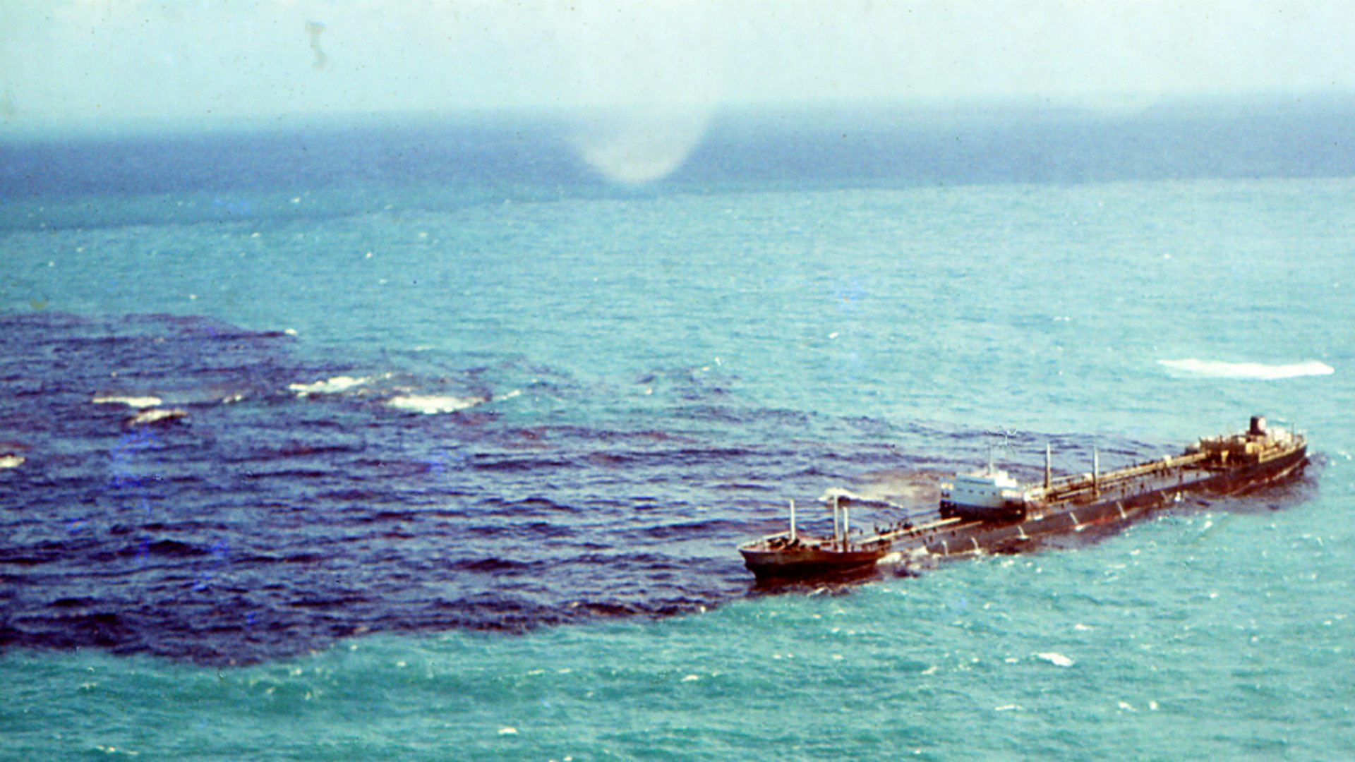 Katastrofa statku Torrey Canyon (1967): dzień, w którym rząd zbombardował ocean
