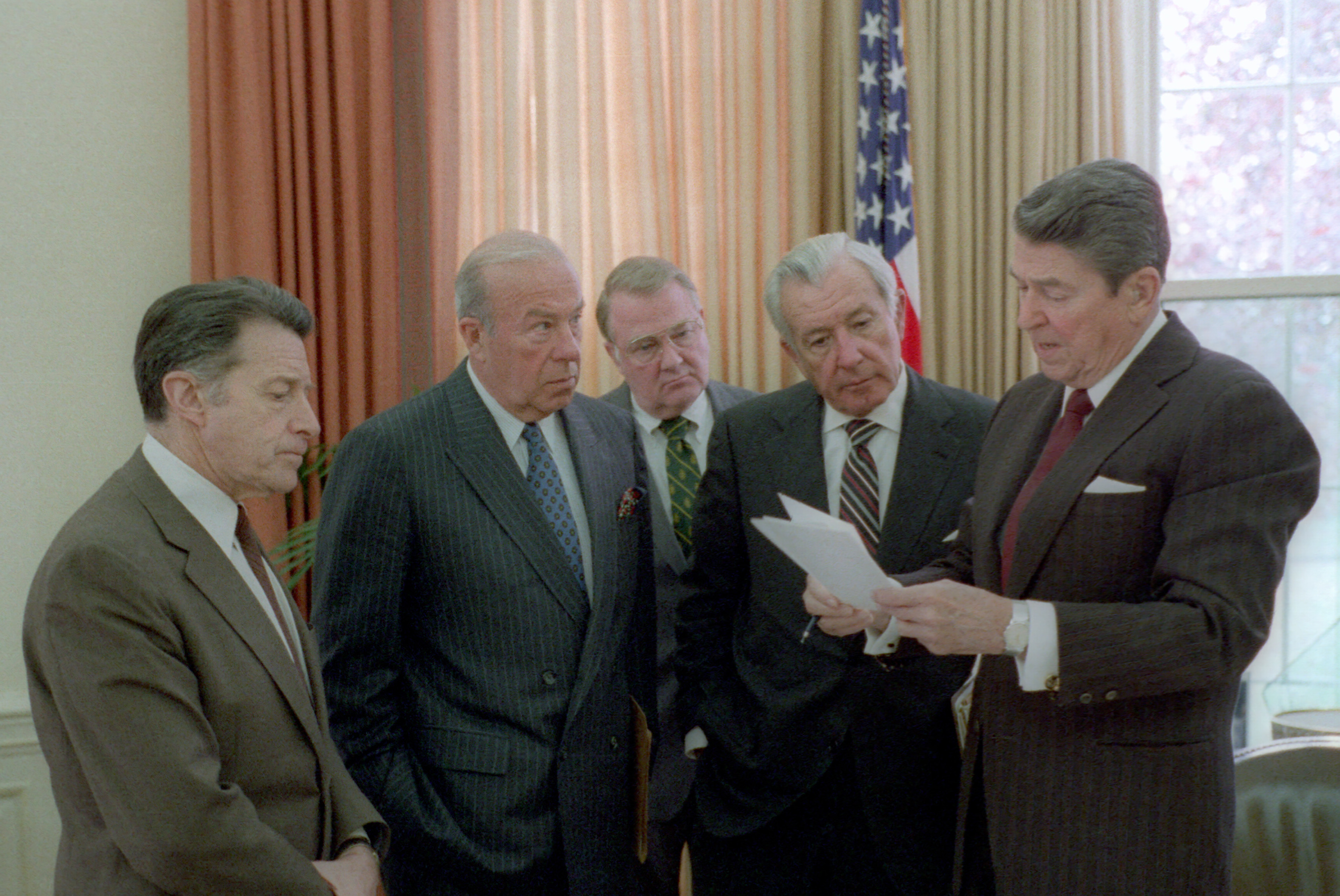 Pod stołem z ajatollahami: Iran-Contra i granice władzy prezydenckiej