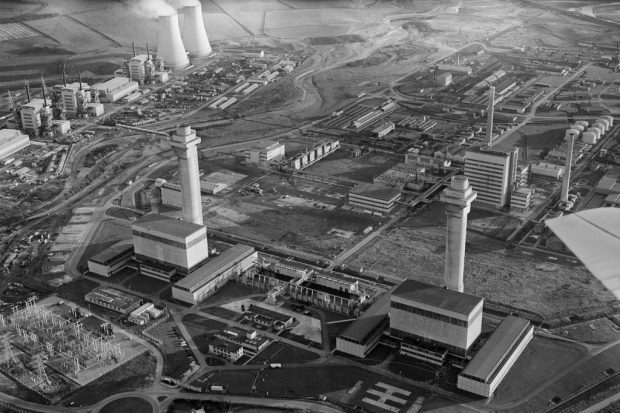 Płonący rdzeń reaktora w Windscale (1957): gdy wyścig zbrojeń pokonał fizykę