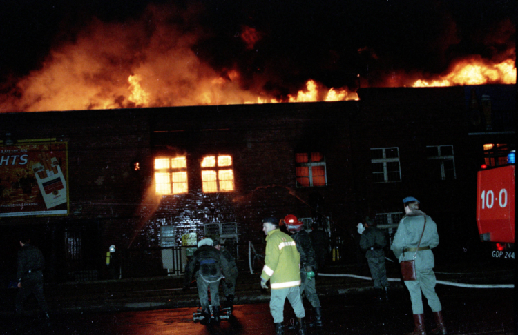 Pożar w hali Stoczni Gdańskiej (1994): widowisko, które zamieniło się w śmiertelną pułapkę